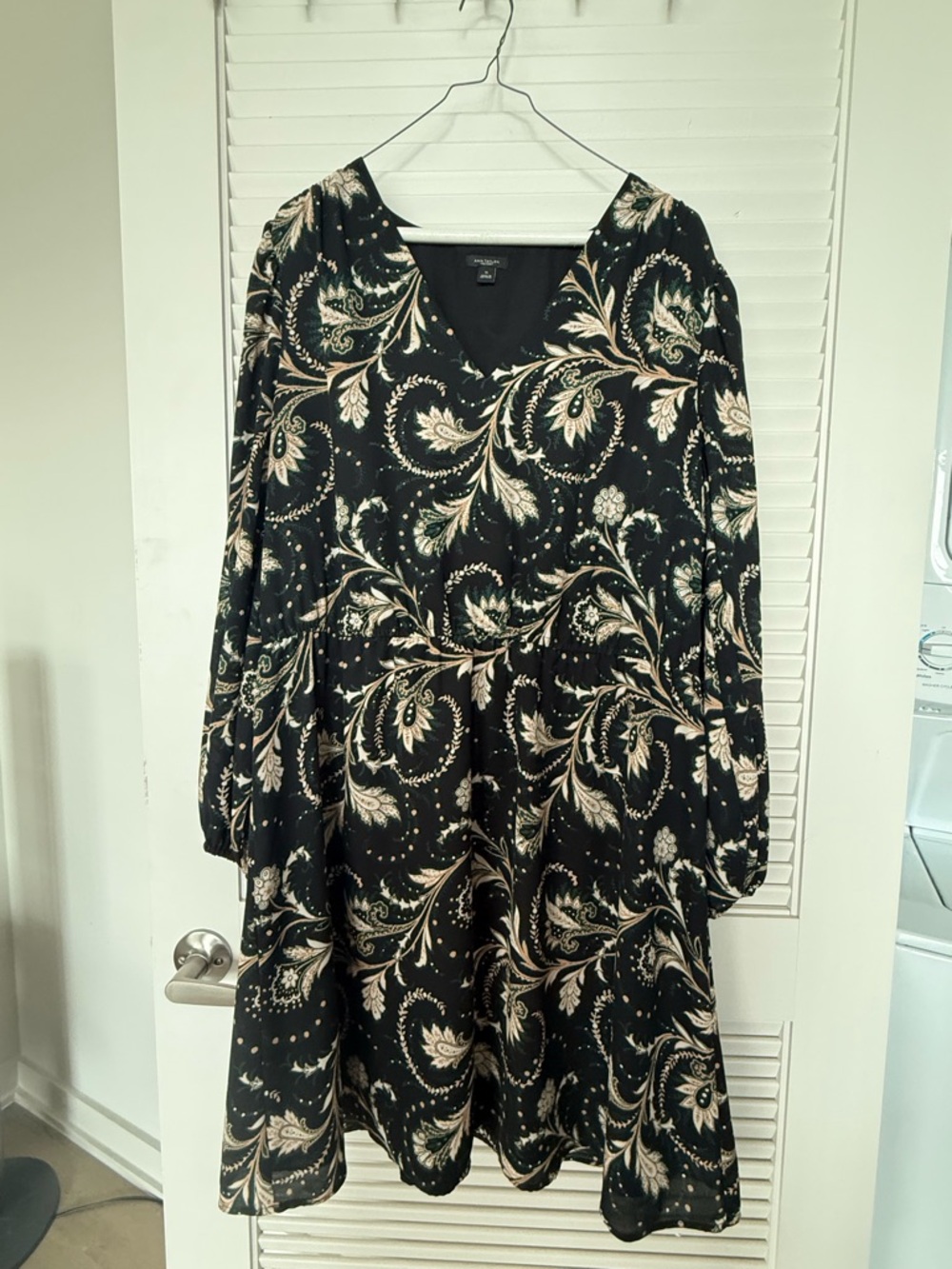 Ann Taylor Black & Cream Paisley V‑Neck Long Sleeve Tiered Dress